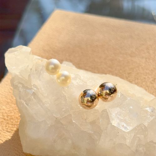 Kit de brincos pérola liso com 2 pares banho de ouro 18k