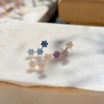 Brinco-cravejado-flores-zirconia-roxa-banho-de-ouro-18k-
