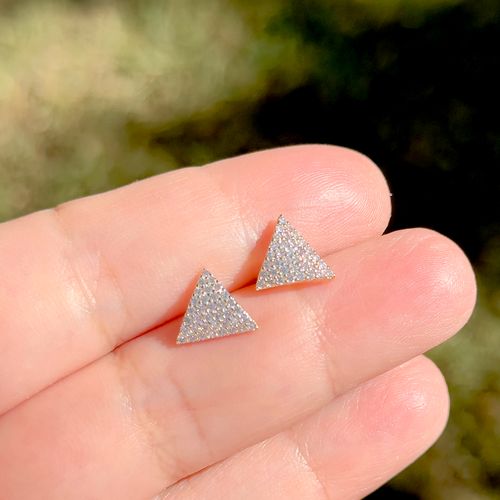 Brinco cravejado pirâmide zircônia branca banho de ouro 18k