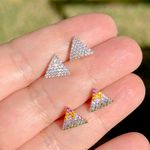 Brinco-cravejado-piramide-zirconia-branca-banho-de-ouro-18k-