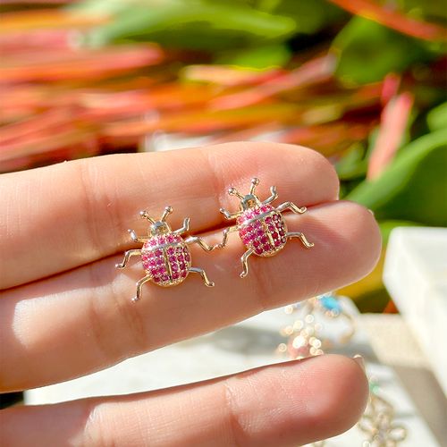 Brinco besouro zircônia vermelha banho de ouro 18k nano gold