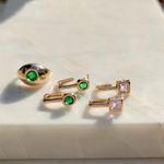 Brinco-meia-argola-cristal-esmeralda-banho-de-ouro-18k-nano-gold