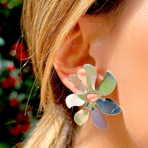 Brinco flor grande pétalas banho de prata nano silver