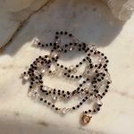 Colar-cristais-preto-branco-80cm-banho-de-ouro-18k-