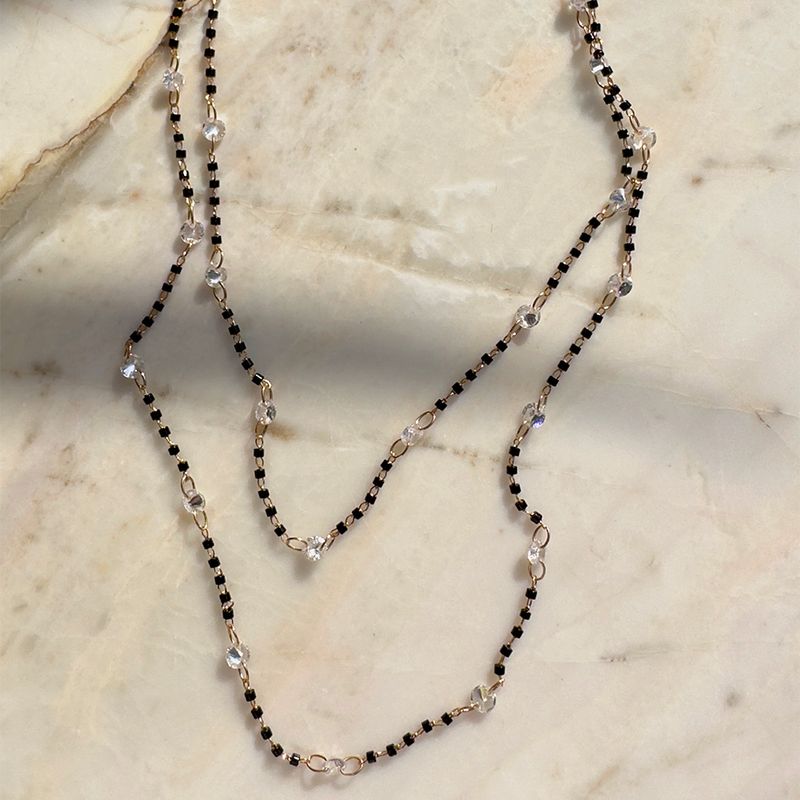 Colar-cristais-preto-branco-80cm-banho-de-ouro-18k-