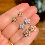 Kit-de-brincos-flores-zirconias-coloridas-3-pares-banho-de-prata-nano-silver