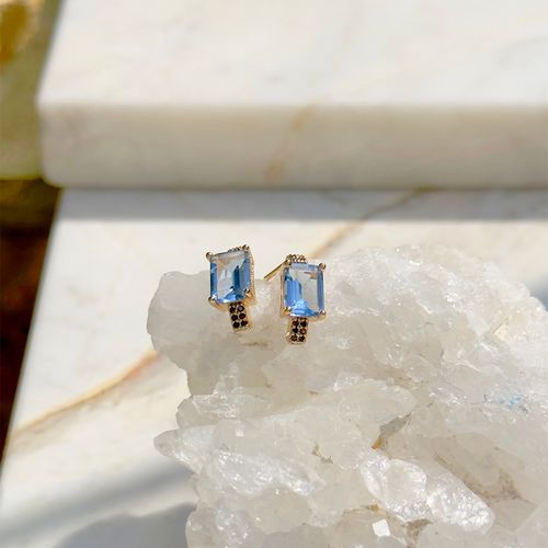 Brinco cravejado lateral cristal london blue banho de ouro 18k nano gold