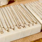 Colar-letra-e-zirconia-branca-45cm-banho-de-ouro-18k