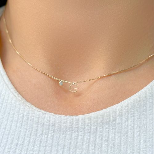 Colar letra g zircônia branca 45cm banho de ouro 18k