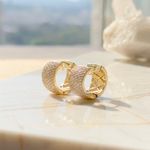 Brinco-argola-cravejada-zirconia-branca-linhas-banho-de-ouro-18k-nano-gold