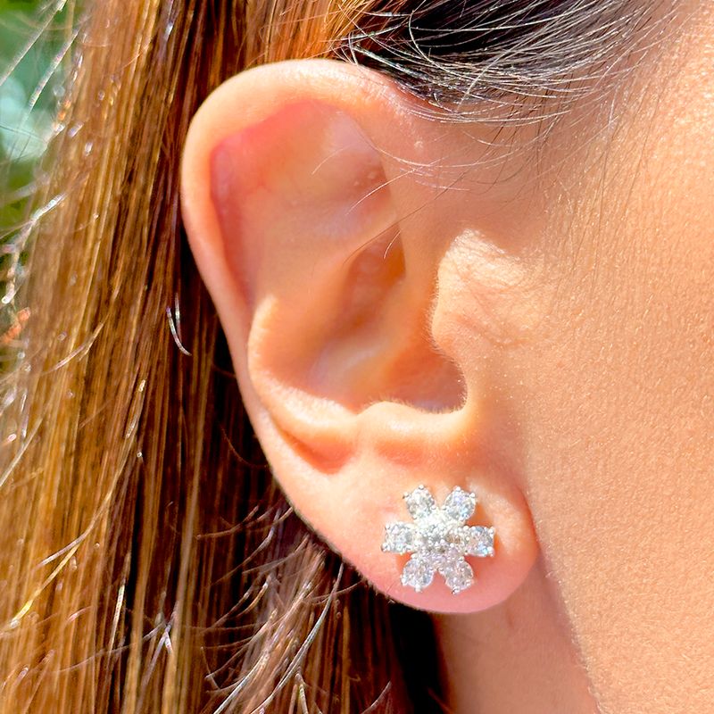 Brinco-botao-flor-zirconia-branca-banho-de-prata-nano-silver
