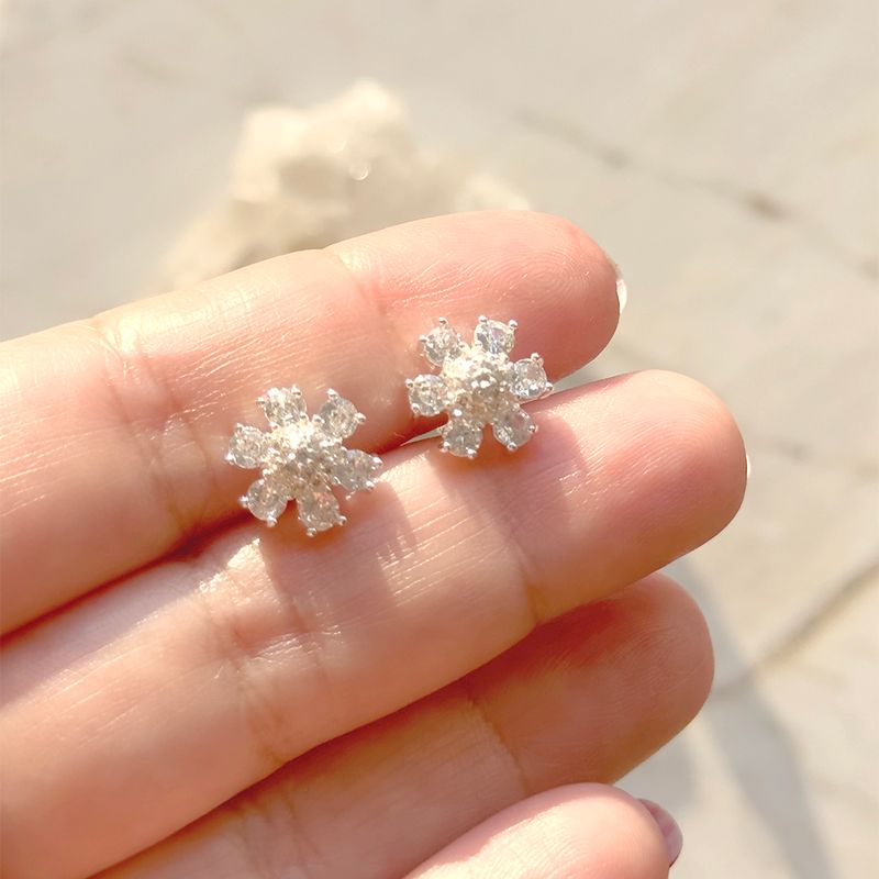 Brinco-botao-flor-zirconia-branca-banho-de-prata-nano-silver