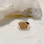 Anel-Liso-Dedo-Minimo--Mindinho--Medalha-de-Sao-Bento-Banho-de-Ouro-18K-Nano-Gold
