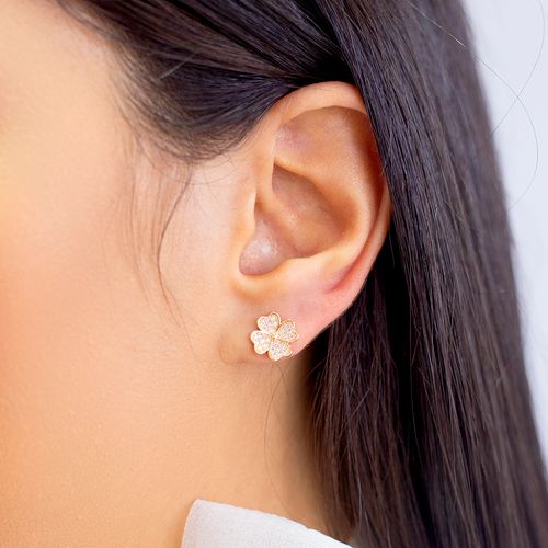 Brinco trevo 4 folhas médio zircônia branca banho de ouro 18k