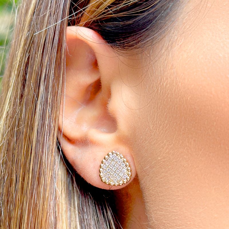 Brinco-cravejado-pontos-de-zirconias-brancas-banho-de-ouro-18k