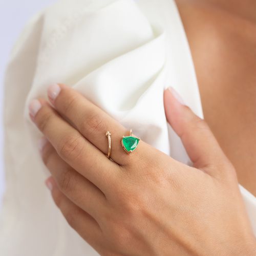 Anel pirâmide aberto fusion esmeralda banho de ouro 18k