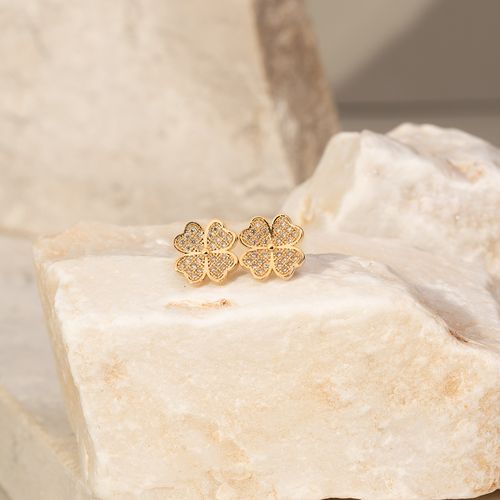 Brinco trevo 4 folhas médio zircônia branca banho de ouro 18k