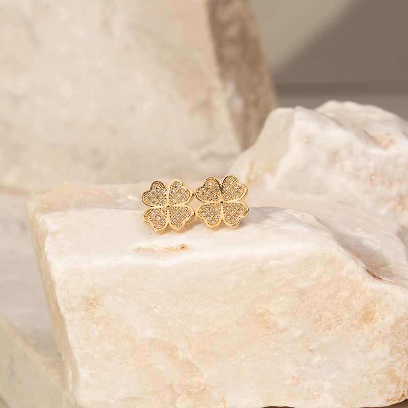 Brinco-trevo-4-folhas-medio-zirconia-branca-banho-de-ouro-18k