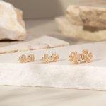 Brinco-trevo-4-folhas-medio-zirconia-branca-banho-de-ouro-18k