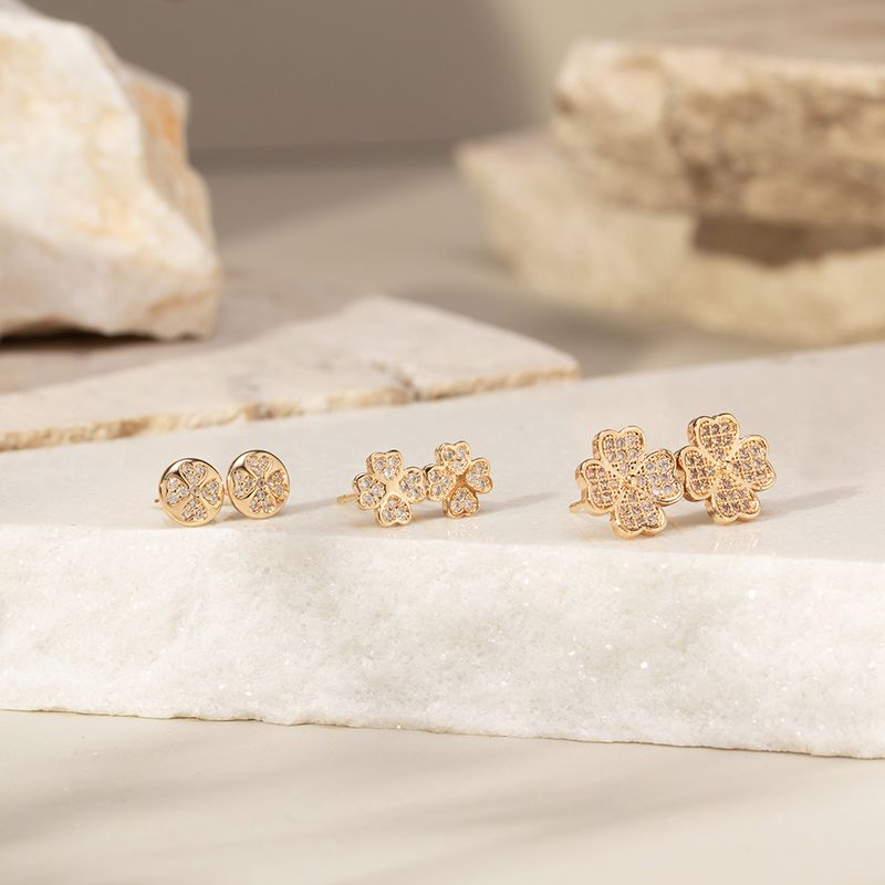 Brinco-trevo-4-folhas-medio-zirconia-branca-banho-de-ouro-18k