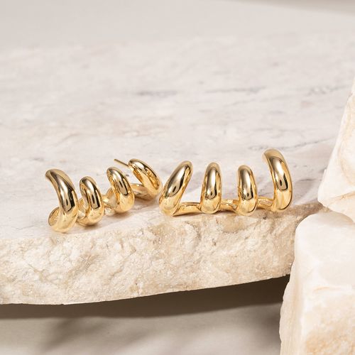 Brinco liso garras banho de ouro 18k