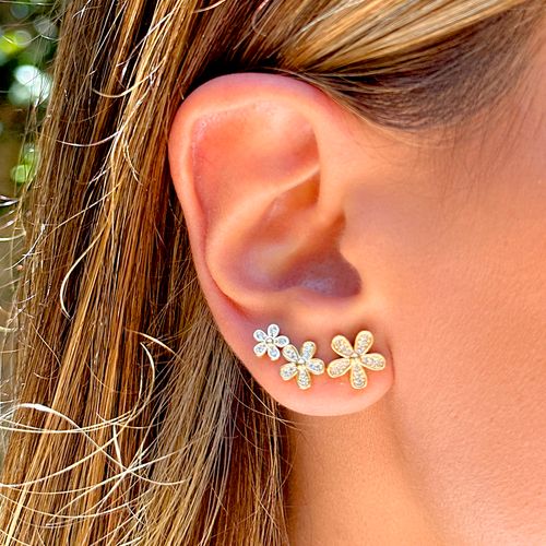 Kit de brincos flores zircônias brancas banho de ouro 18k