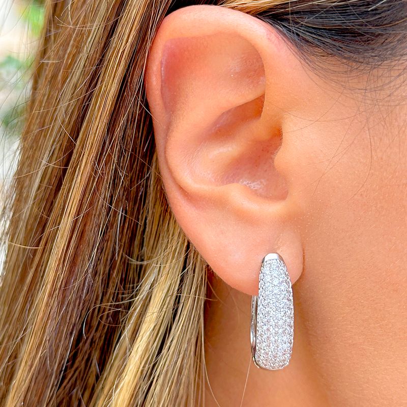 Brinco-argola-oval-linhas-zirconias-brancas-banho-de-rodio-branco