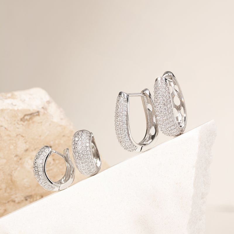 Brinco-argola-oval-linhas-zirconias-brancas-banho-de-rodio-branco