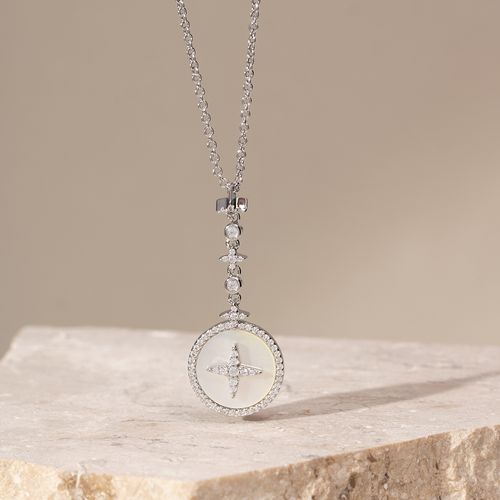 Colar pingente madrepérola medalha estrelas zircônia branca 50cm banho de ródio branco