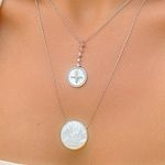 Colar-pingente-madreperola-medalha-estrelas-zirconia-branca-50cm-banho-de-rodio-branco