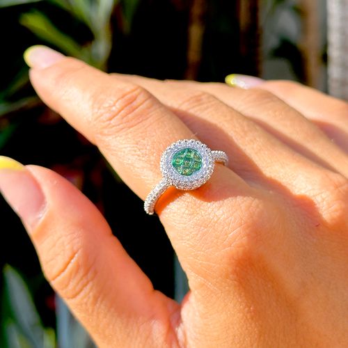 Anel mosaico cristal esmeralda cravação invisível banho de ródio branco