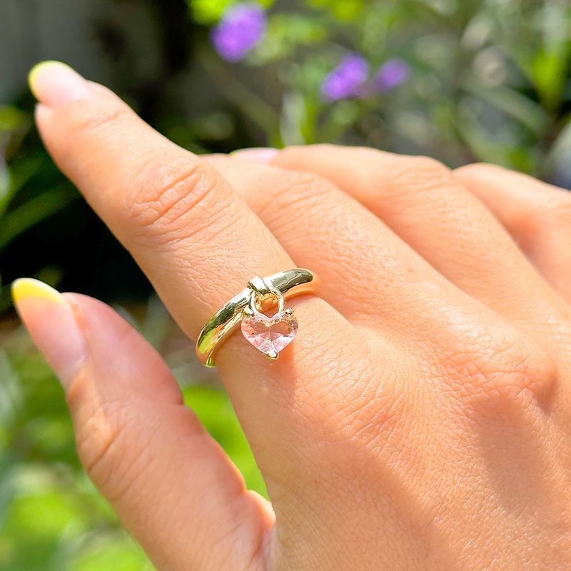 Anel-coracao-pendurado-cristal-quartzo-rosa-banho-de-ouro-18k