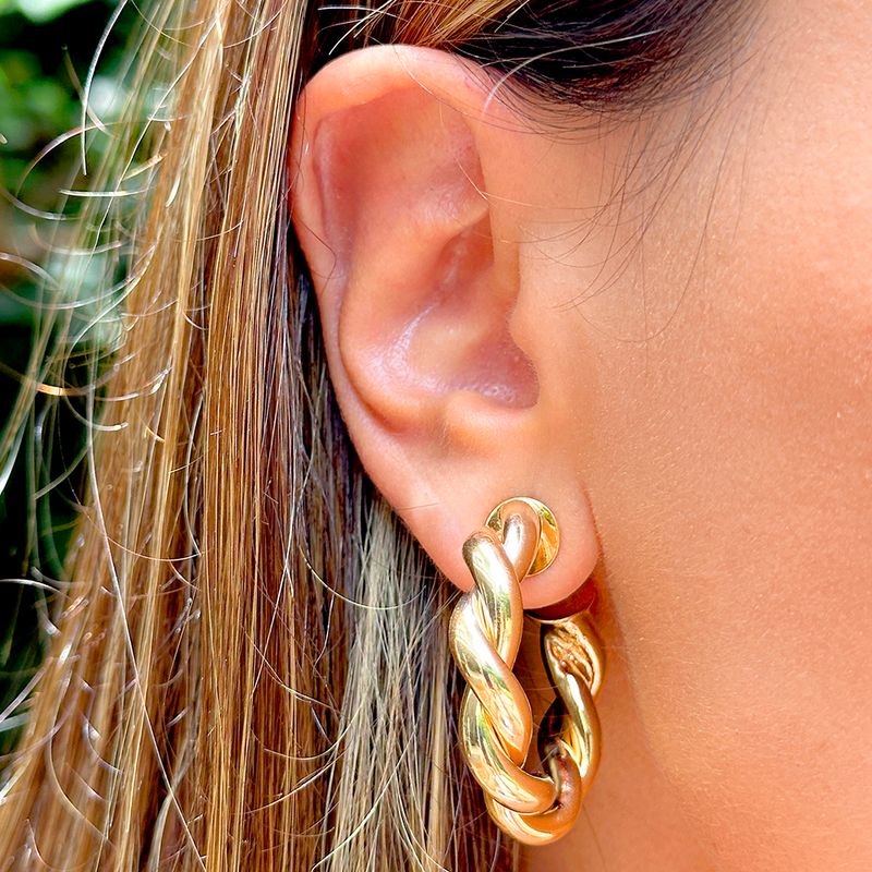 Brinco-de-argola-media-torcida-design-tubo-4-mm-banho-de-ouro-18k