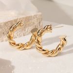 Brinco-de-argola-pequena-torcida-design-tubo-3-mm-banho-de-ouro-18k