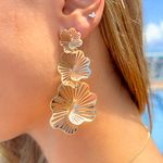 Brinco-longo-botoes-de-flores-banho-de-ouro-18k