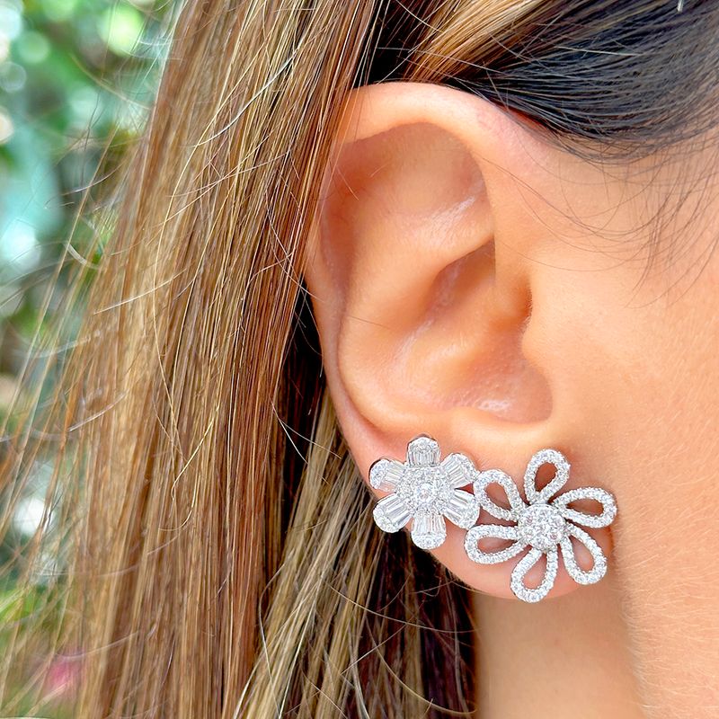Brinco-ear-cuff-flores-cravejadas-zirconias-brancas-banho-de-rodio-branco