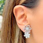 Brinco-ear-cuff-flores-cravejadas-zirconias-brancas-banho-de-rodio-branco