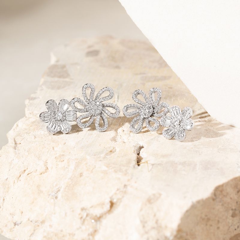 Brinco-ear-cuff-flores-cravejadas-zirconias-brancas-banho-de-rodio-branco