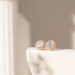 Brinco-ponto-de-luz-redondo-zirconia-branca-banho-de-ouro-18k