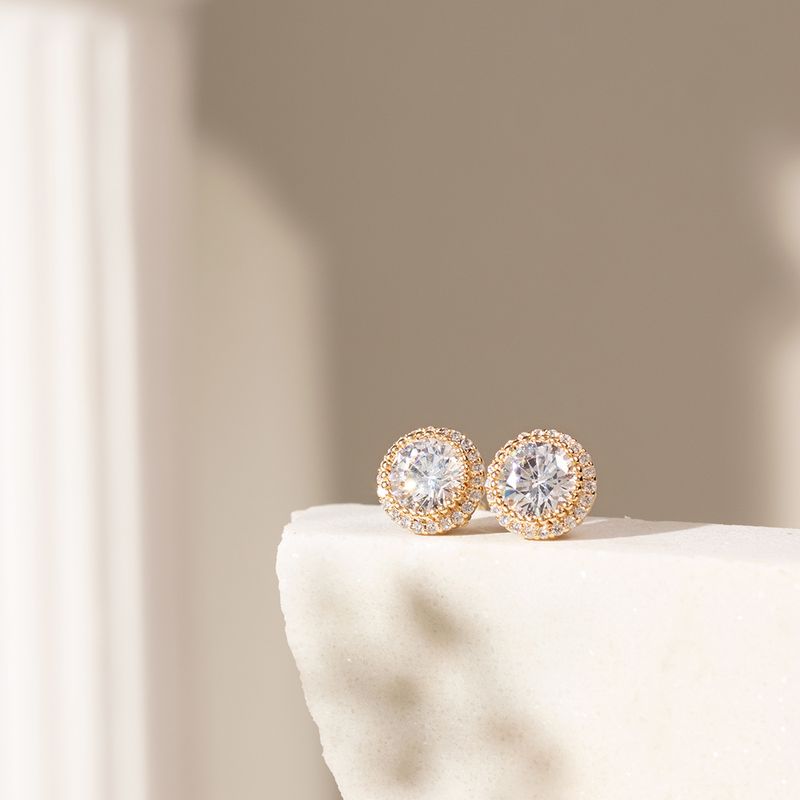 Brinco-ponto-de-luz-redondo-zirconia-branca-banho-de-ouro-18k