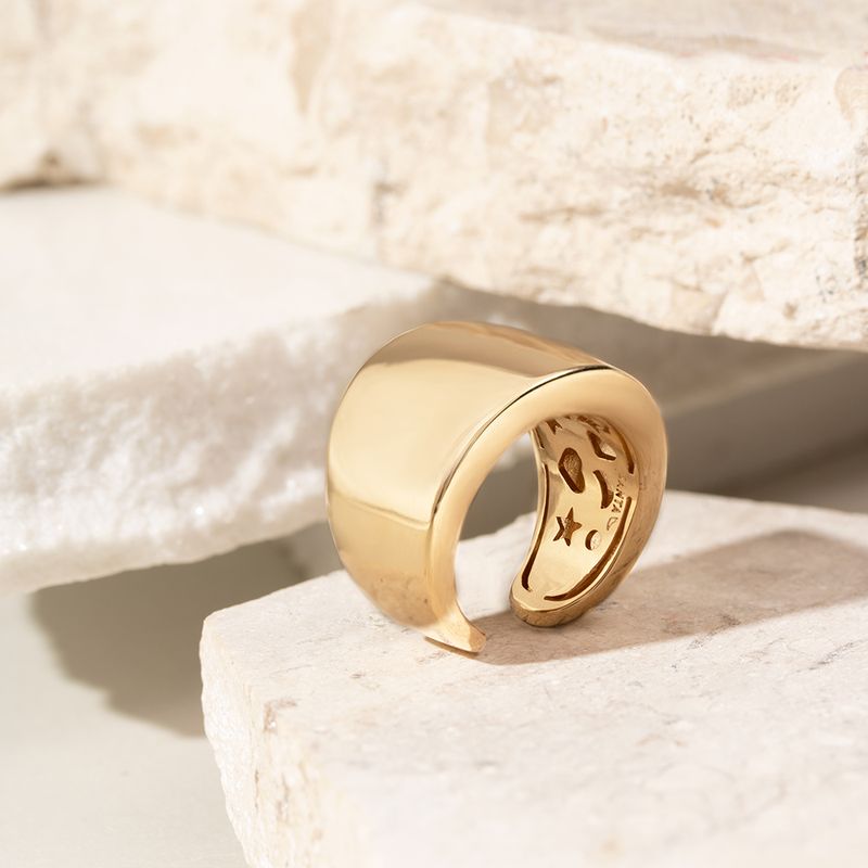 Anel-liso-abaulado-fundo-desenhado-banho-de-ouro-18k