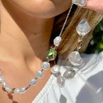 Colar-maxi-perola-coreana-estilo-barroca-cristal-peridoto-80cm-banho-de-rodio-branco