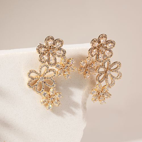 Brinco ear cuff flores zircônia branca banho de ouro 18k