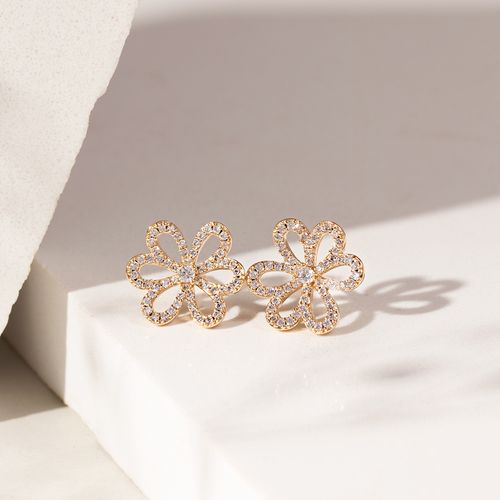 Brinco flor pétalas vazadas zircônia branca banho de ouro 18k