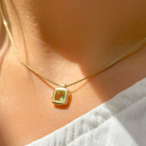 Colar quadrado cristal amestista verde cravação inglesa banho de ouro 18k 45cm