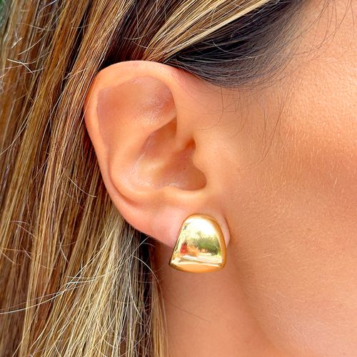 Brinco liso concha banho de ouro 18k