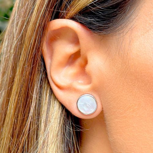 Brinco disco madrepérola banho de ródio branco
