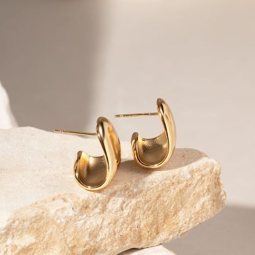 Brinco liso concha banho de ouro 18k