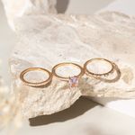Anel-trio-solitario-cristal-tanzanita-topo-retangular-e-2-aparadores-cravejados-zirconias-brancas-banho-de-ouro-18k