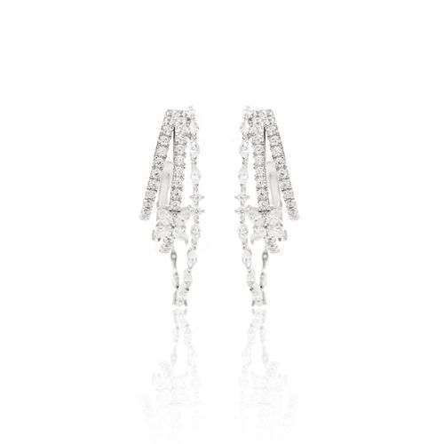 Brinco argola oval com 3 fios cravejado com zircônias brancas banho em ródio branco